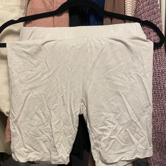 Kyte Baby Bamboo Biker Short Set in Oat Small - Picture 4 of 5